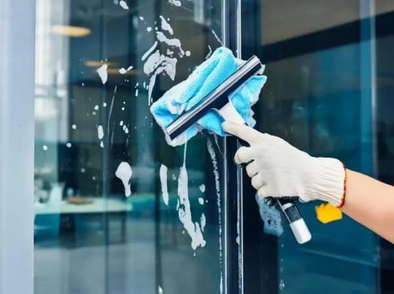 Servicios de limpieza en León: cristalera de oficina